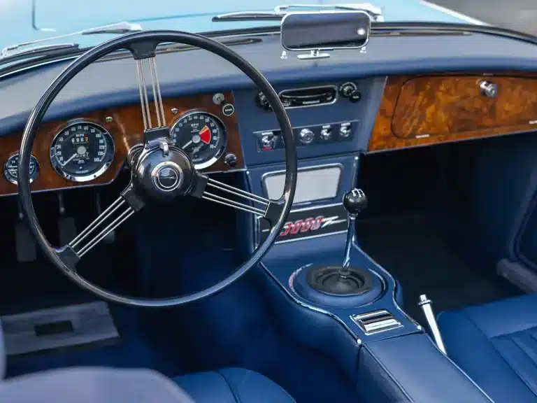 Innenraum mit Lenkrad und Holzarmaturenbrett eines Austin-Healey 3000 Mk III BJ8 von 1965.