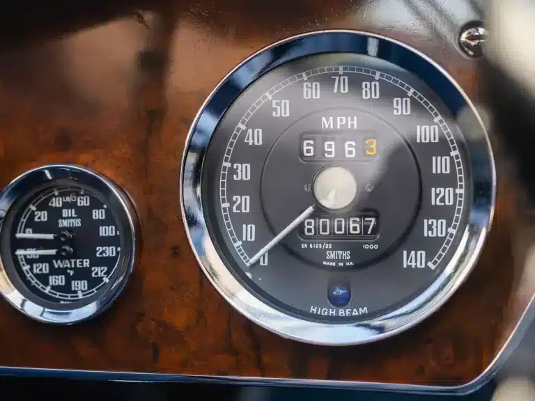 Nahaufnahme des Tachometers und der Zusatzinstrumente eines Austin-Healey 3000 Mk III BJ8 von 1965.