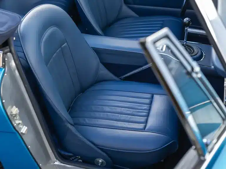 Blaues Lederinterieur mit geöffnetem Türfenster und Schalthebel eines Austin-Healey 3000 Mk III BJ8