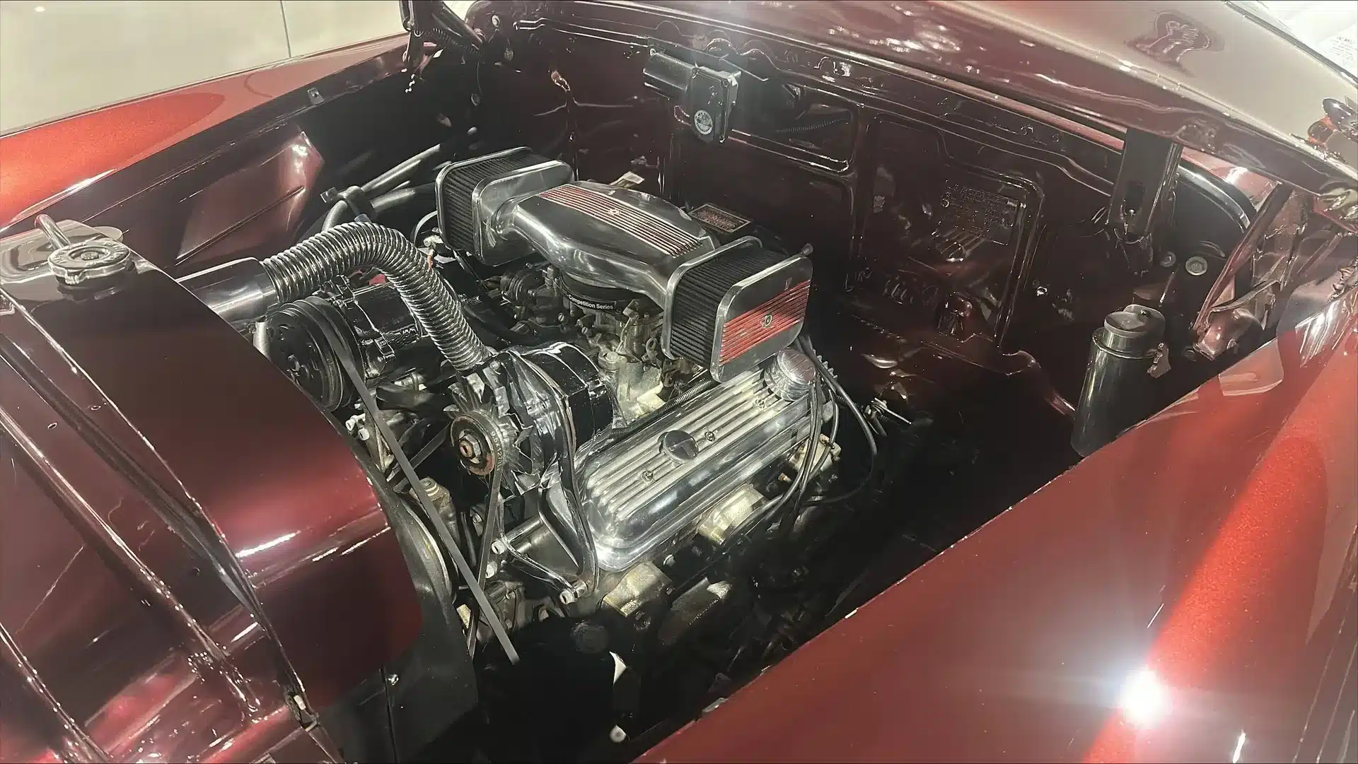 Motorraum des Oldsmobile 88 Convertible von 1948 mit V8-Motor und Chromdetails