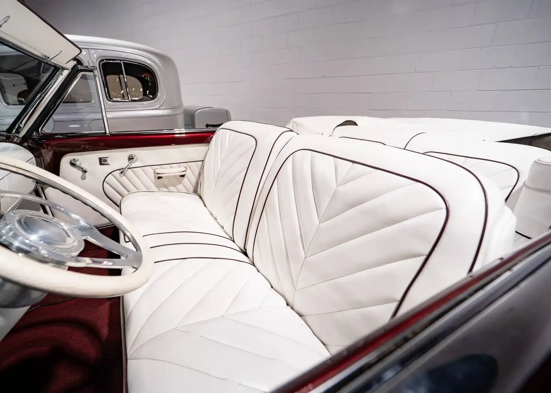 Innenraum eines Oldsmobile 88 Cabriolets von 1948 mit weißem Leder und klassischen Designelementen