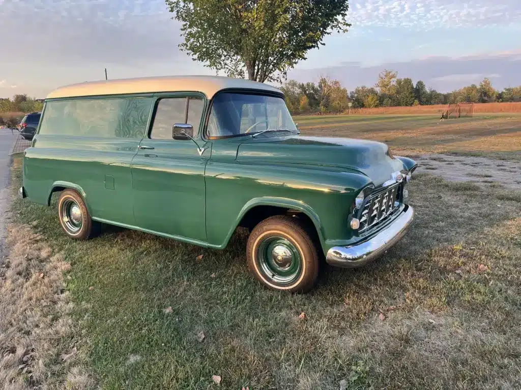 1956er Chevrolet 3100 Panel Truck in grün-weißer Lackierung, Seitenansicht, auf einer Wiese stehend
