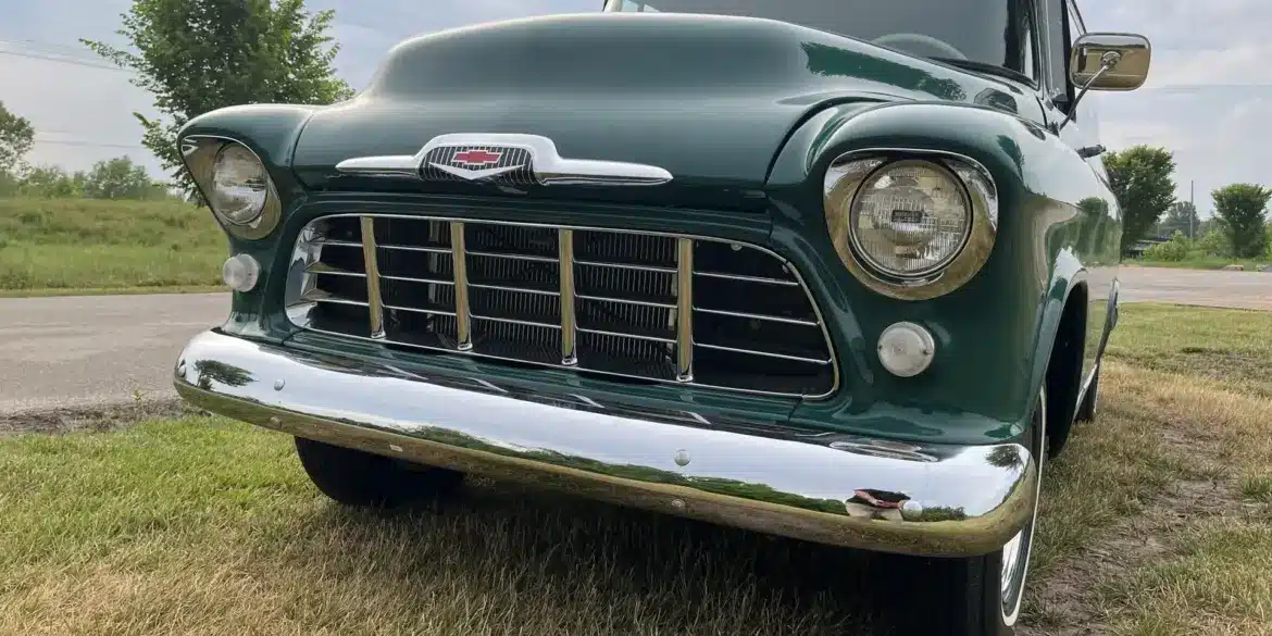 Chevrolet 3100 von 1956 in grüner und weißer Lackierung, Blick auf die Frontpartie.