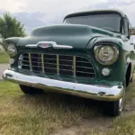 Chevrolet 3100 von 1956 in grüner und weißer Lackierung, Blick auf die Frontpartie.