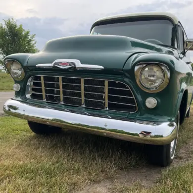 Chevrolet 3100 von 1956 in grüner und weißer Lackierung, Blick auf die Frontpartie.