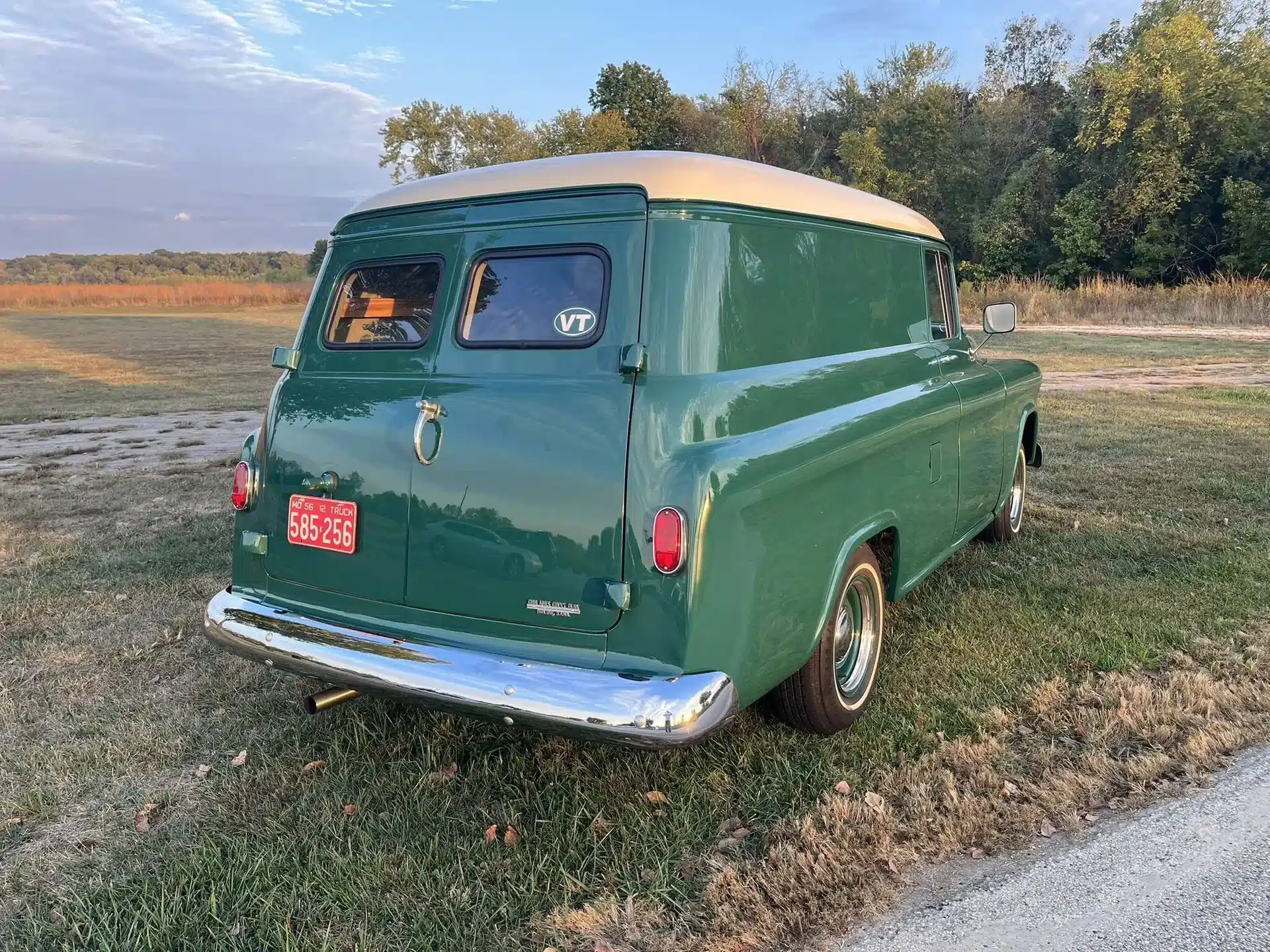 Chevrolet 3100 Panel Truck von 1956 in zweifarbiger Lackierung auf einer Wiese, Rückansicht