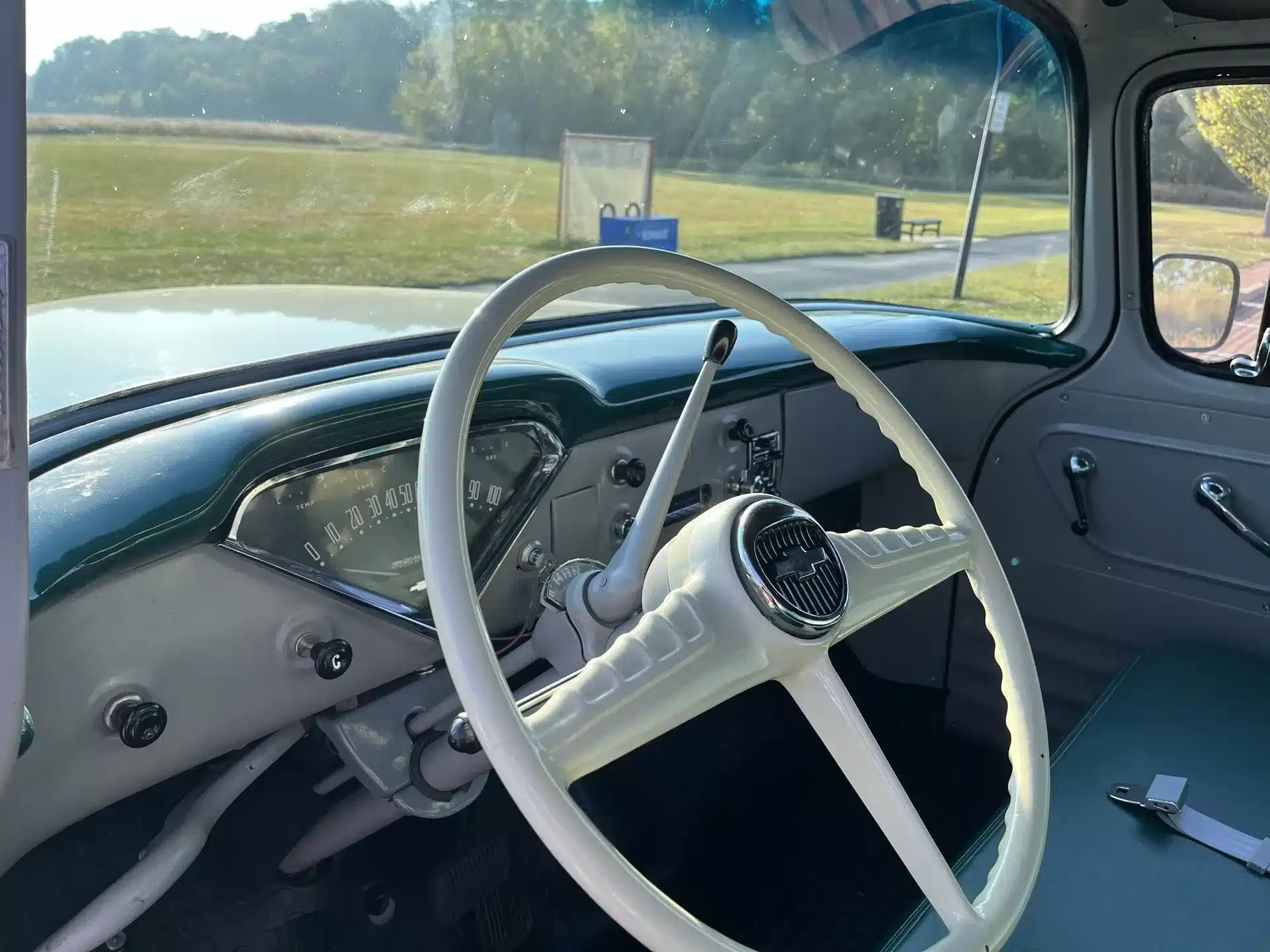 Innenansicht eines Chevrolet 3100 Panel Truck von 1956 mit originalem Lenkrad und Armaturenbrett