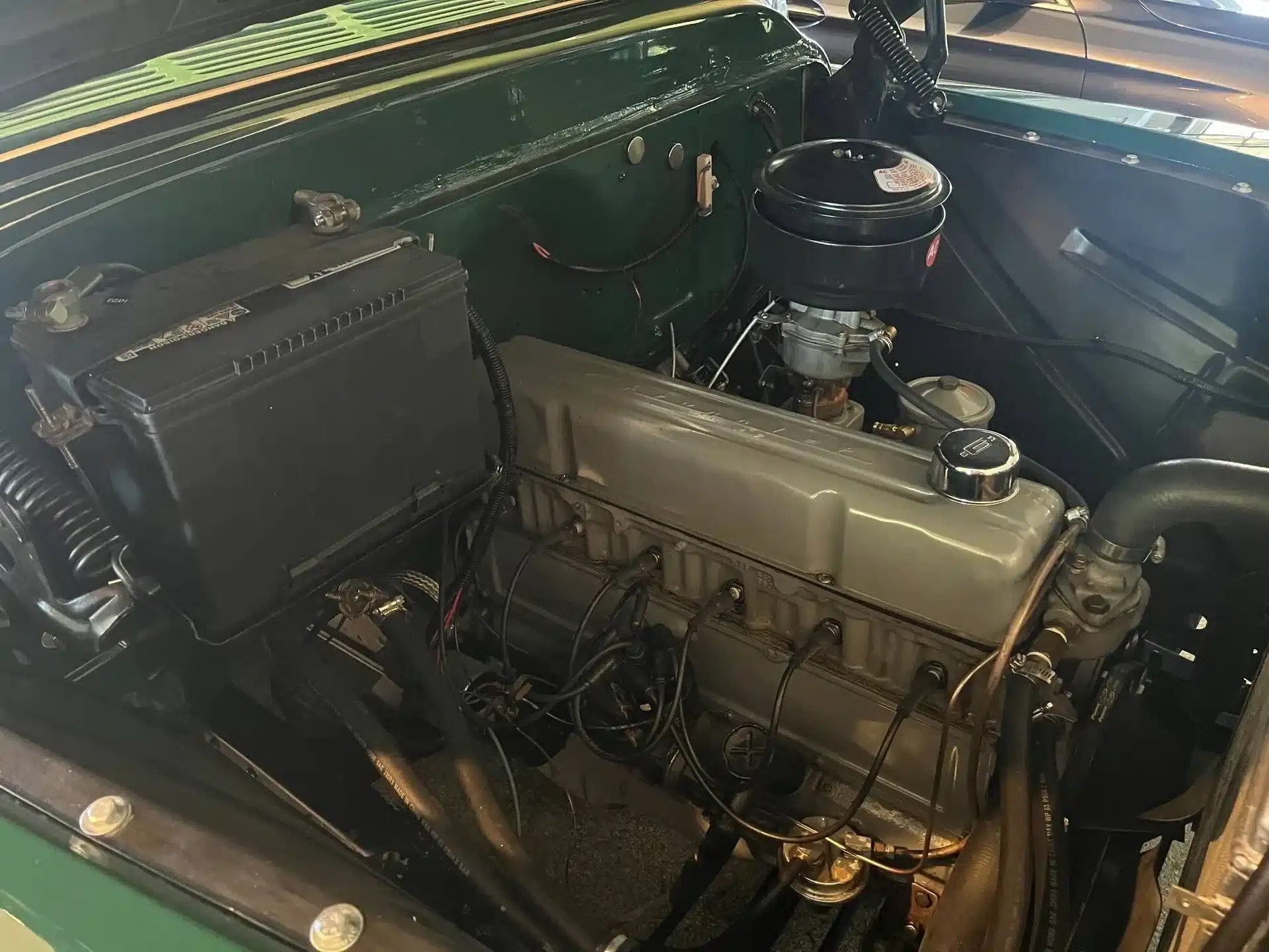 Motorraum mit Reihensechszylinder eines Chevrolet 3100 von 1956
