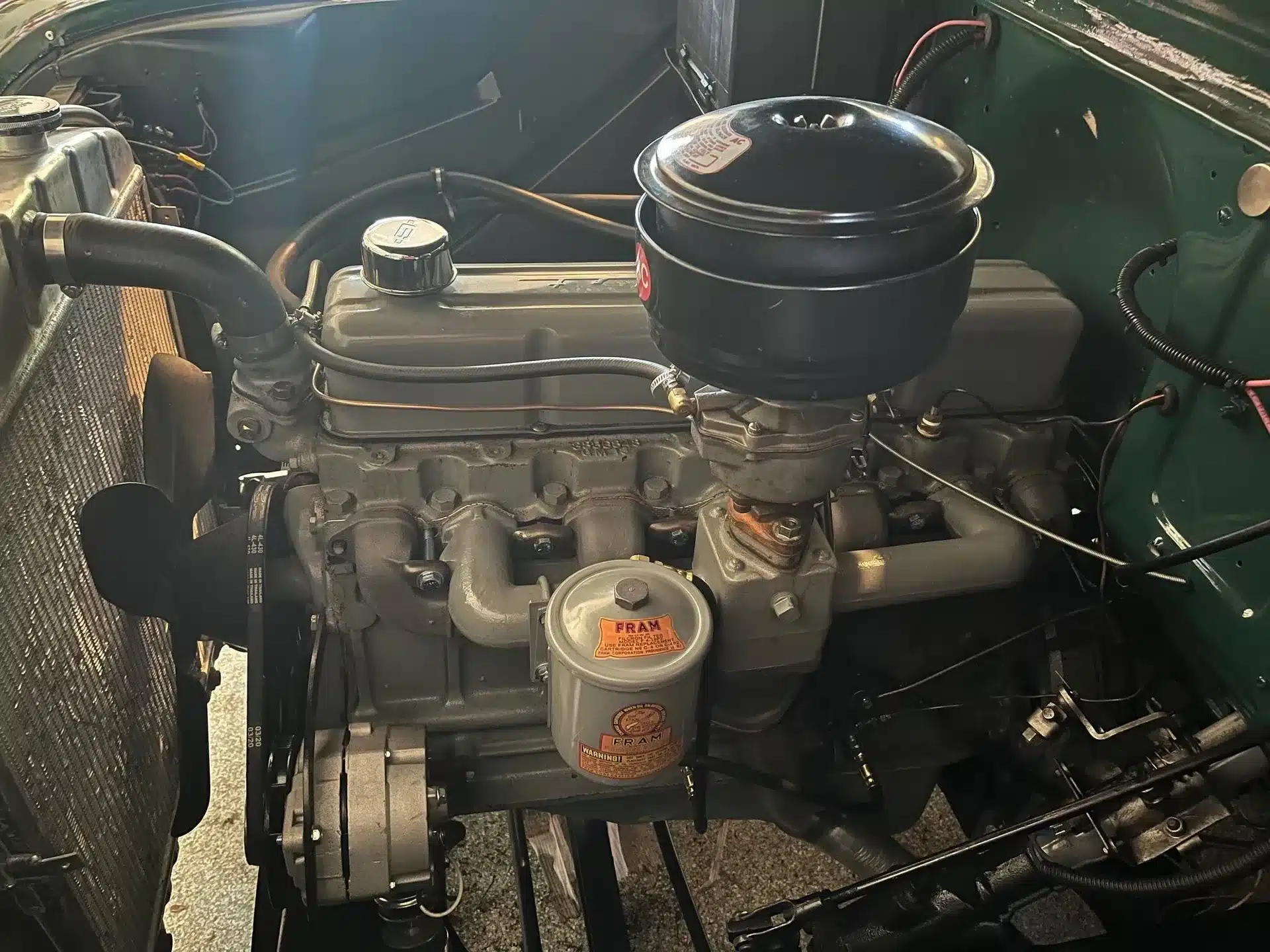 Der Reihensechszylinder-Motor des Chevrolet 3100 (Baujahr 1956) im sauberen Motorraum.