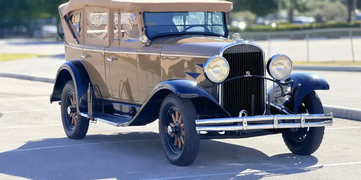 Restaurierter Chrysler Series 70 Phaeton von 1930 mit beigem Verdeck auf einem Parkplatz