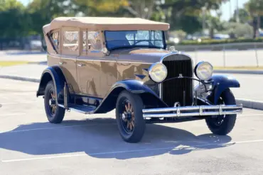 Restaurierter Chrysler Series 70 Phaeton von 1930 mit beigem Verdeck auf einem Parkplatz