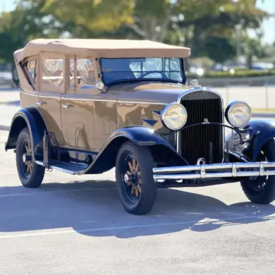 Restaurierter Chrysler Series 70 Phaeton von 1930 mit beigem Verdeck auf einem Parkplatz