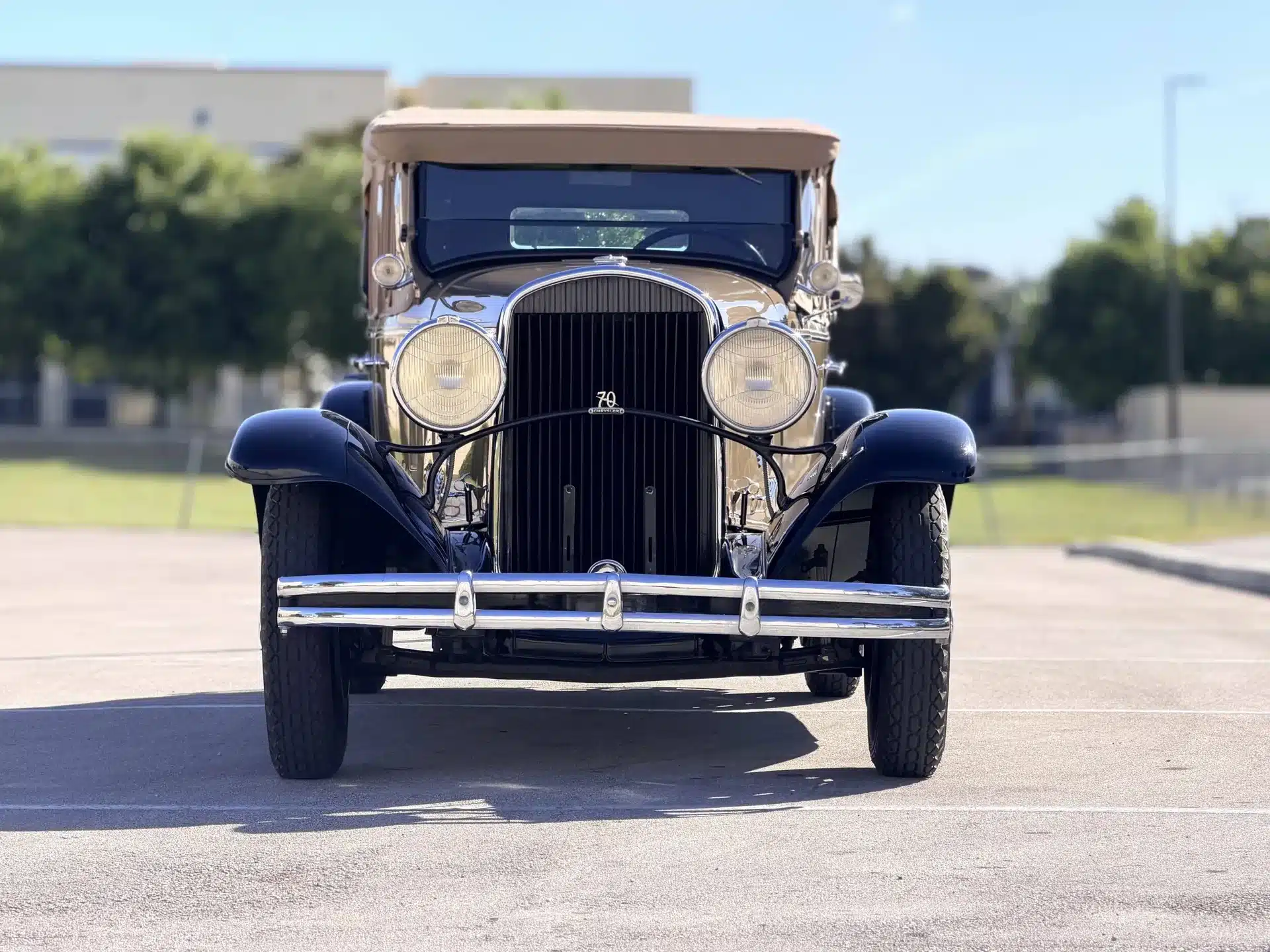 Frontansicht eines Chrysler Series 70 Phaeton von 1930 mit geöffnetem Verdeck auf einem Parkplatz.