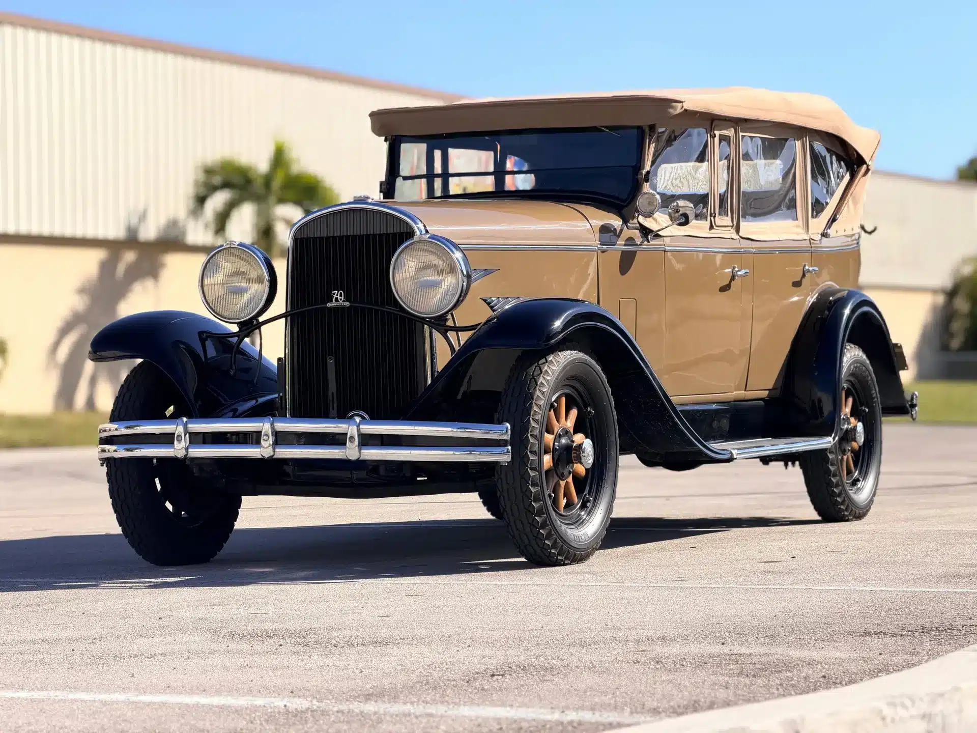 Chrysler Series 70 Phaeton von 1930 in restauriertem Zustand mit Stoffverdeck, Seitenansicht schräg von vorne.