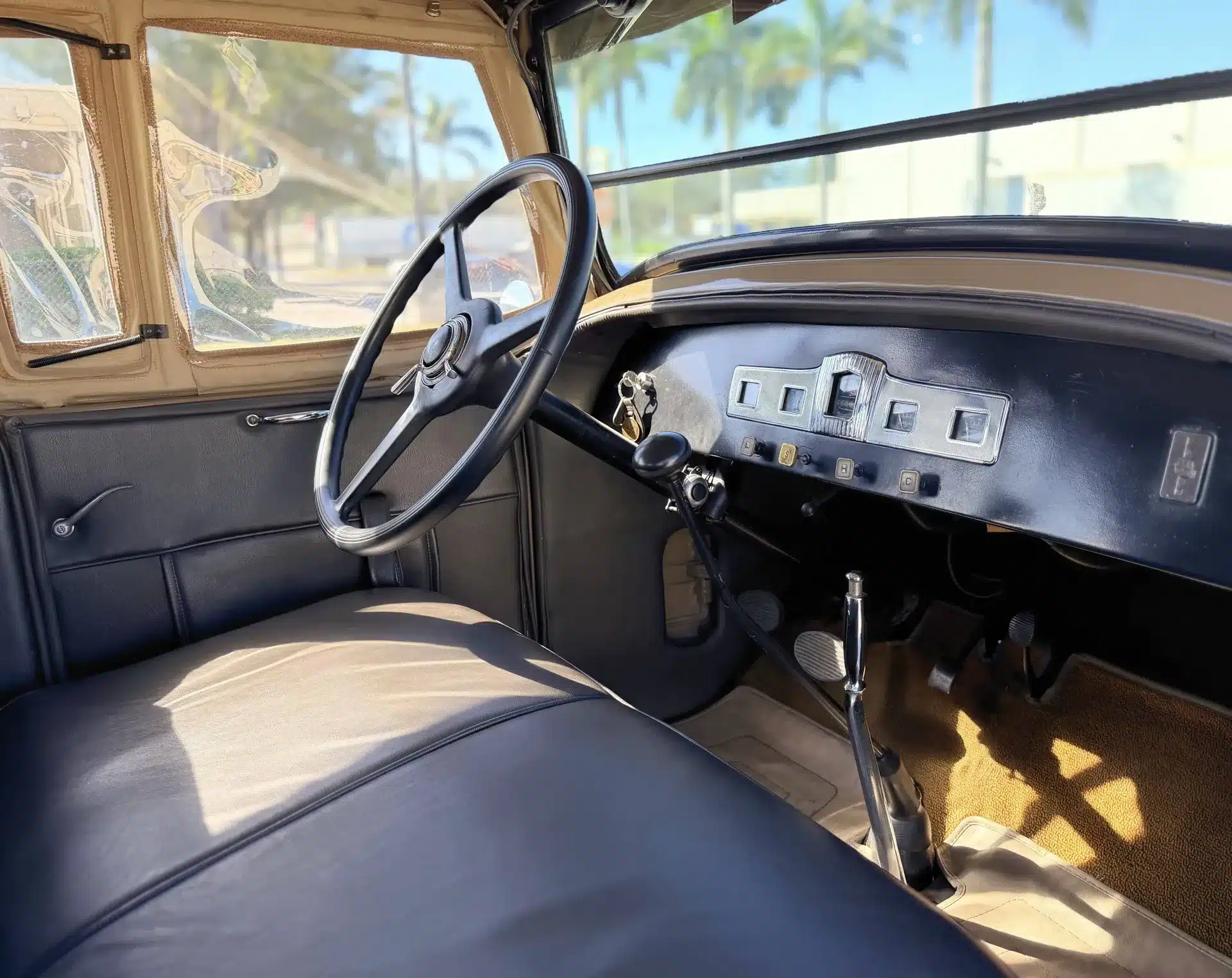 Innenraum eines Chrysler Series 70 Phaeton von 1930 mit schwarzer Sitzbank, Lenkrad und Armaturenbrett