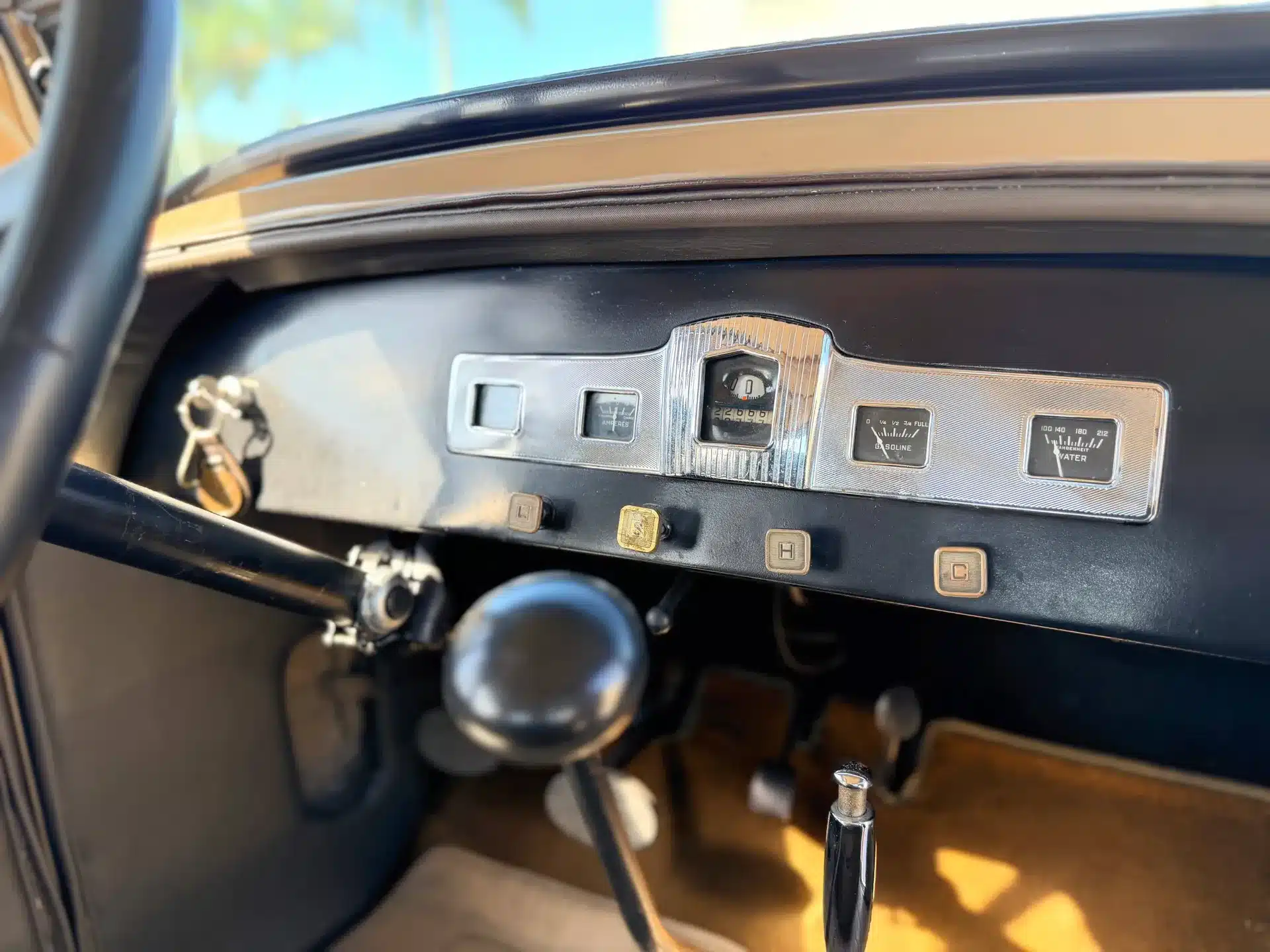 Armaturenbrett, Schaltknüppel und Instrumente eines Chrysler Series 70 Phaeton von 1930