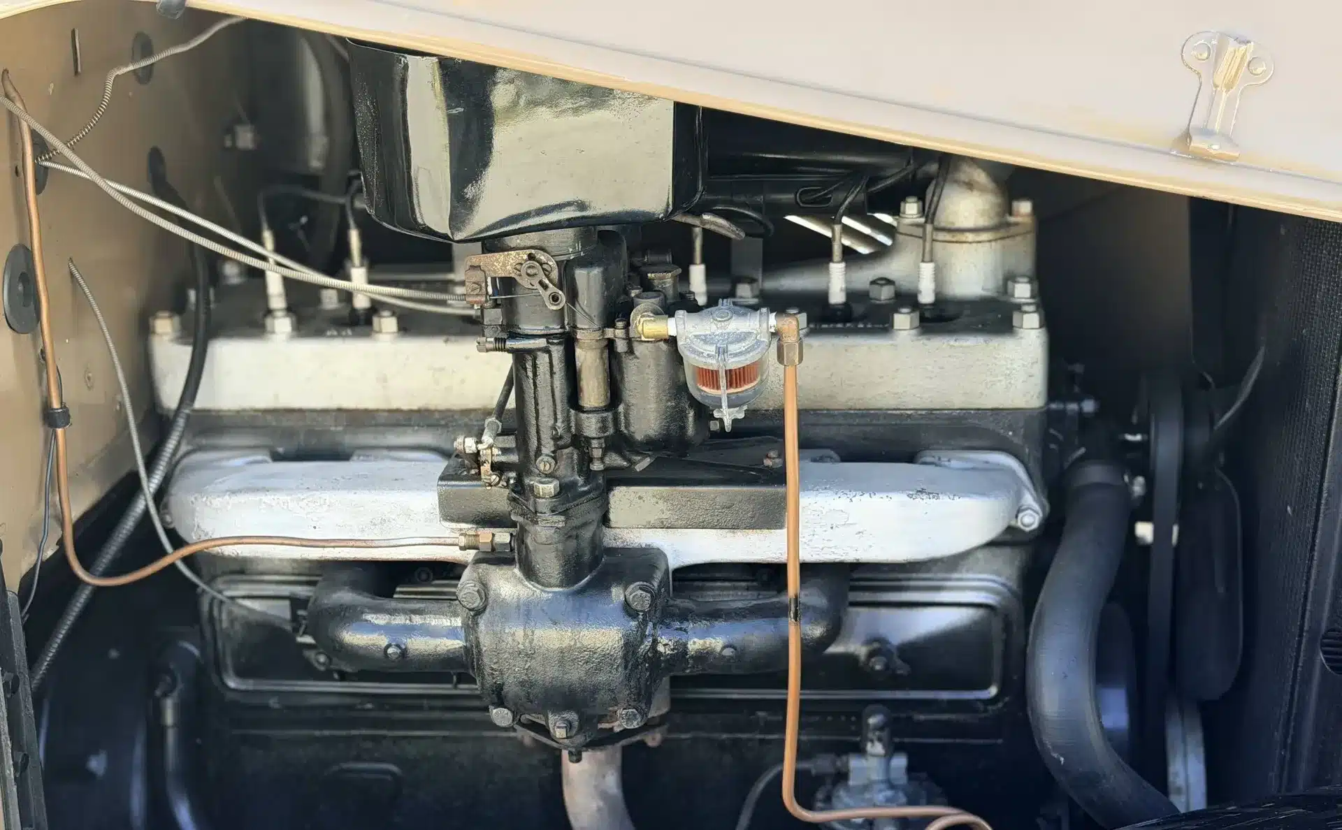 Detailansicht des Motors im Chrysler Series 70 Phaeton von 1930