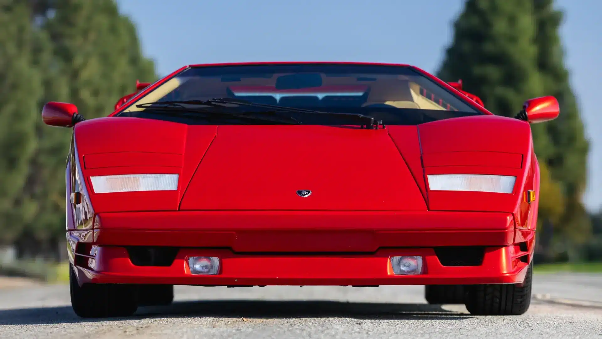 Roter Lamborghini Countach 25th Anniversary Edition frontal fotografiert auf einer Straße, mit klar sichtbaren Karosseriedetails.
