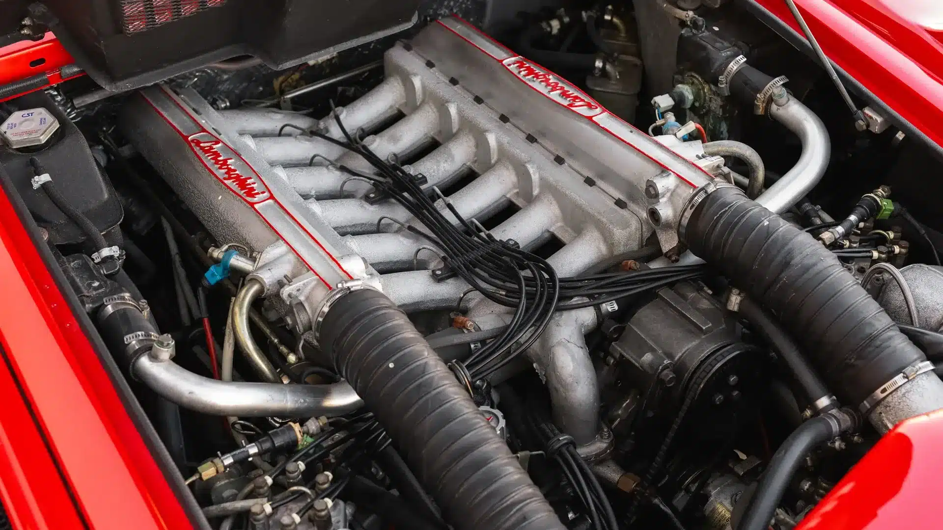 V12-Motor des Lamborghini Countach 25th Anniversary Edition, Baujahr 1989, im Motorraum.