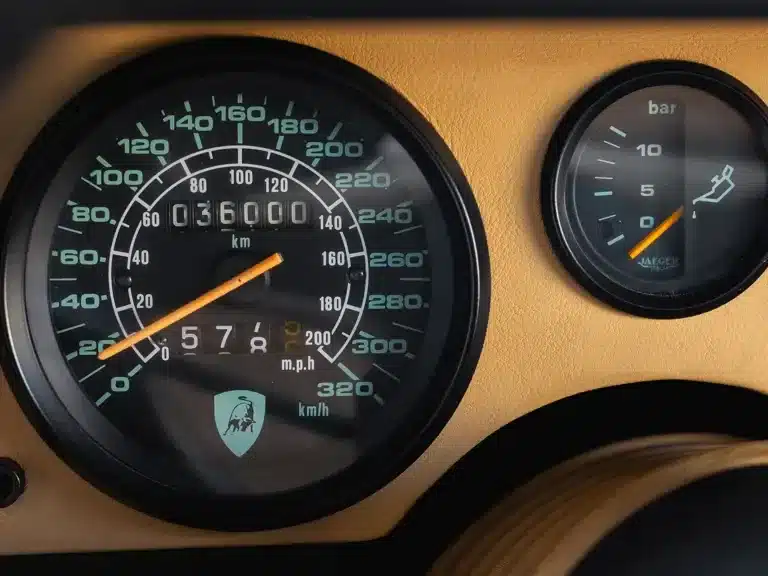 Tacho und Öldruckanzeige eines Lamborghini Countach 25th Anniversary Edition in Nahaufnahme