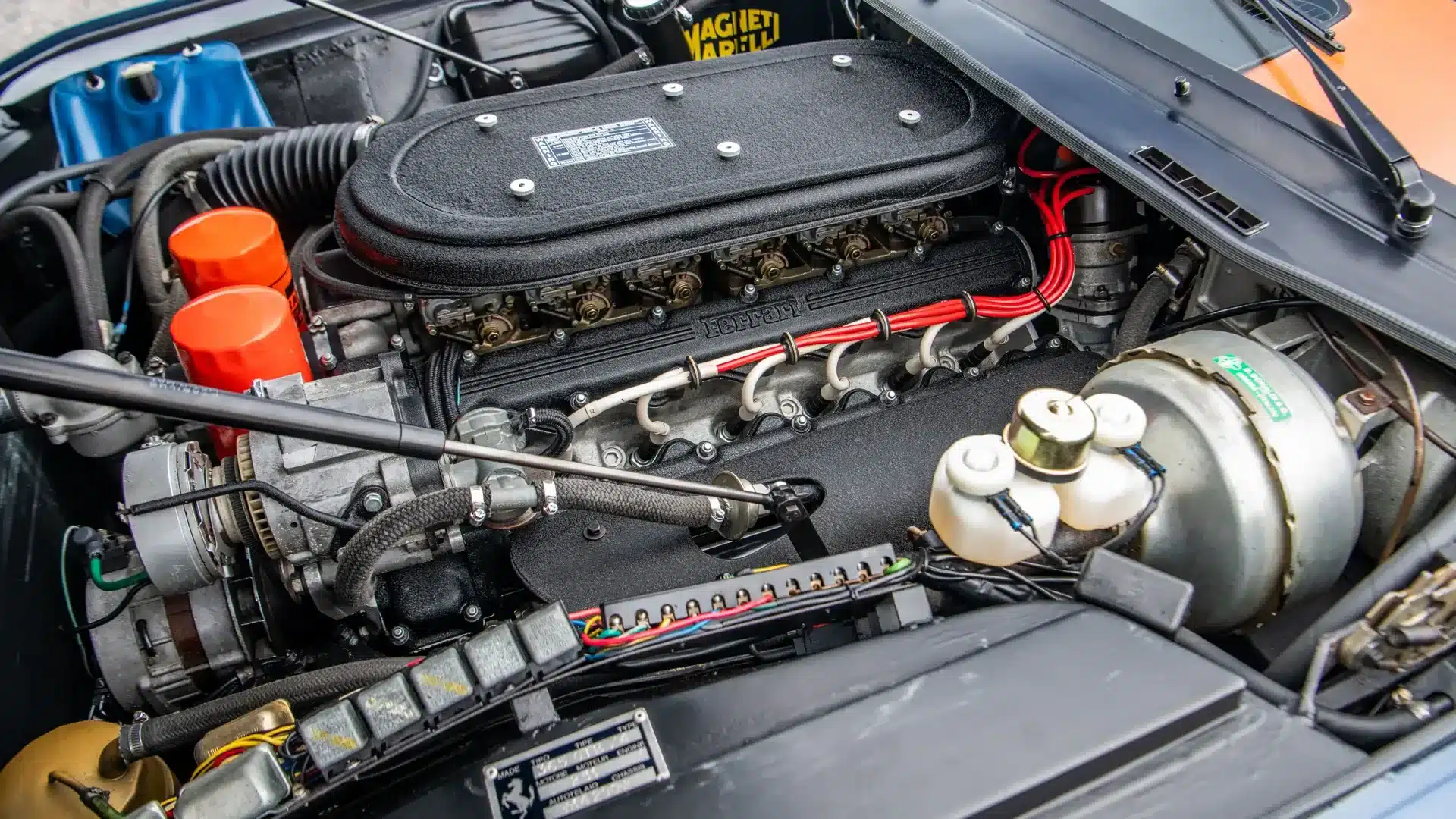 V12-Motorraum des Ferrari 365 GTB/4 Daytona Michelotti Spider, Baujahr 1971, mit typischer Technik und Detailansicht.