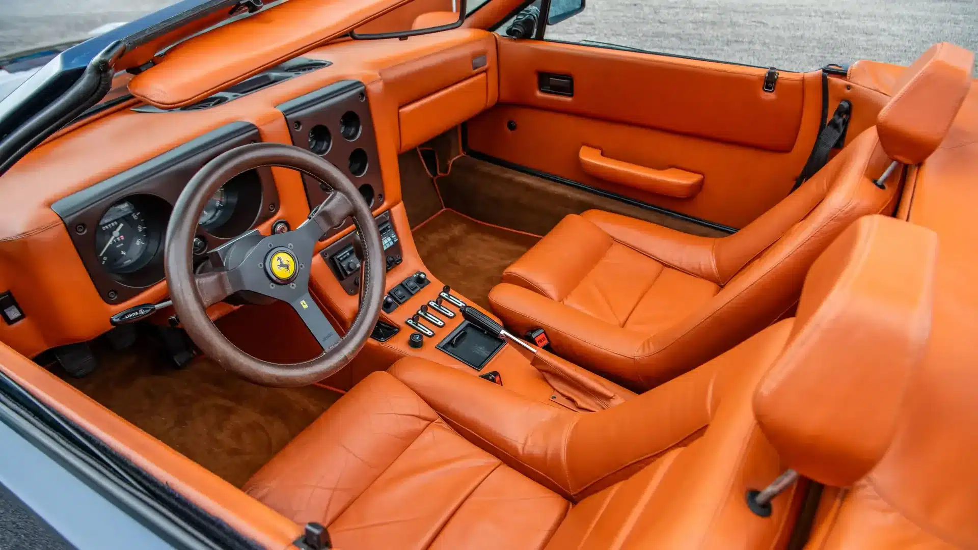 Cockpit und Sitze des Ferrari 365 GTB/4 Daytona NART Spider mit orangefarbenem Lederinterieur.