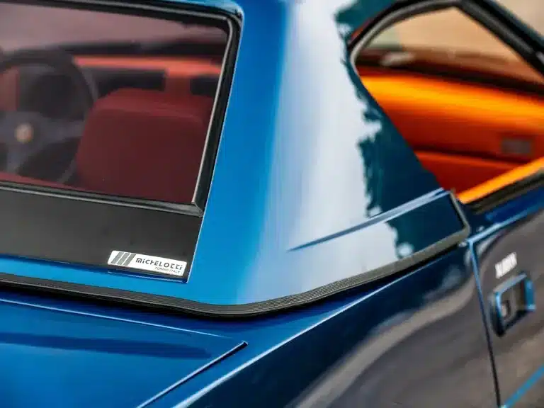 Detailaufnahme des blauen Ferrari 365 GTB/4 Daytona NART Spider mit orangem Lederinterieur