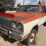Dodge 200 Pickup von 1978 in rot-weißer Lackierung, stehend auf einer Einfahrt.