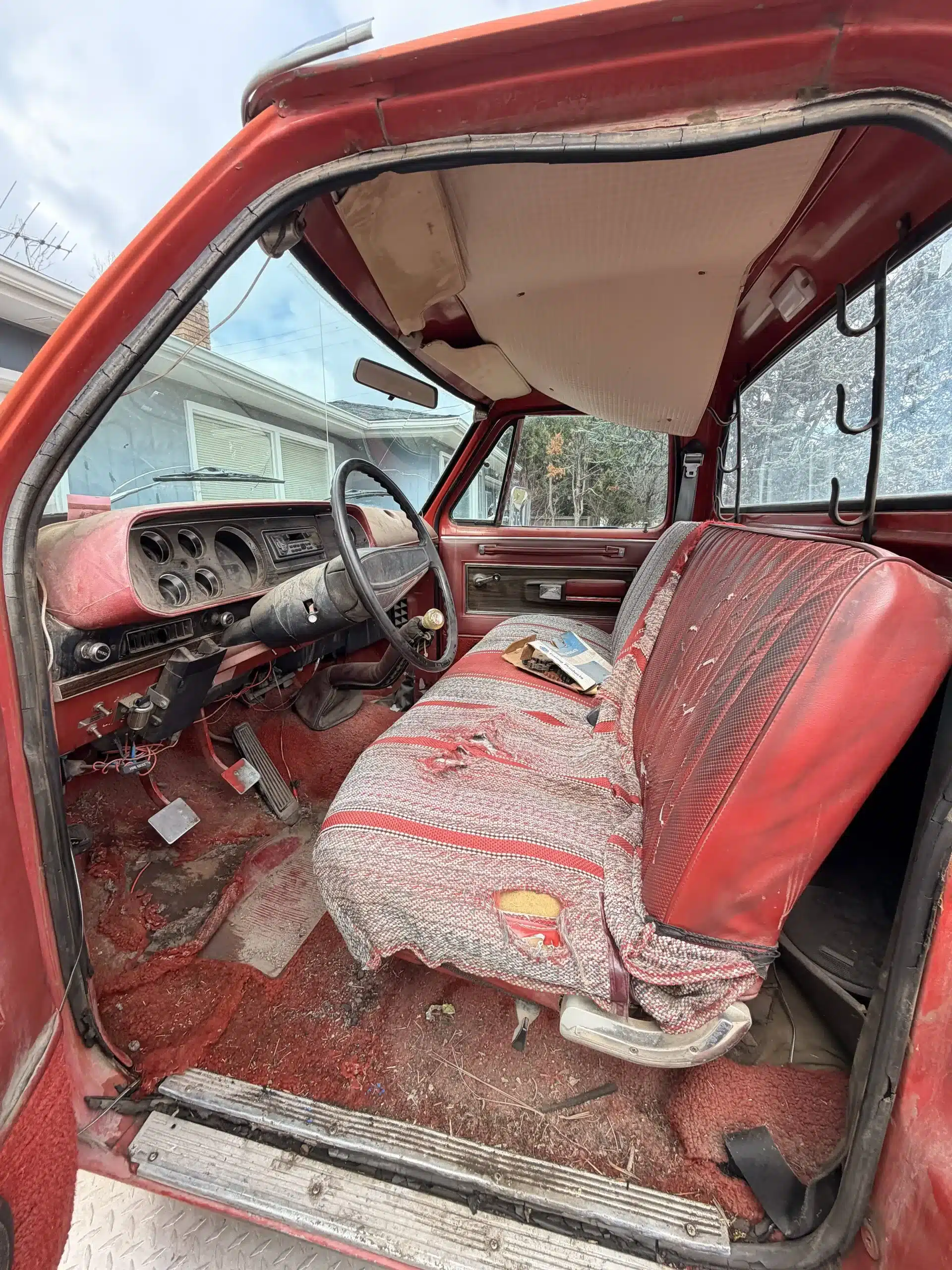 Innenansicht eines alten Dodge 200 Pick-ups von 1978 mit patinierten Sitzen und Armaturenbrett.