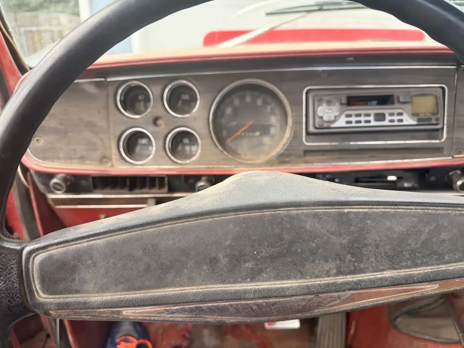 Armaturenbrett und Lenkrad eines Dodge 200 von 1978 mit sichtbaren Instrumenten