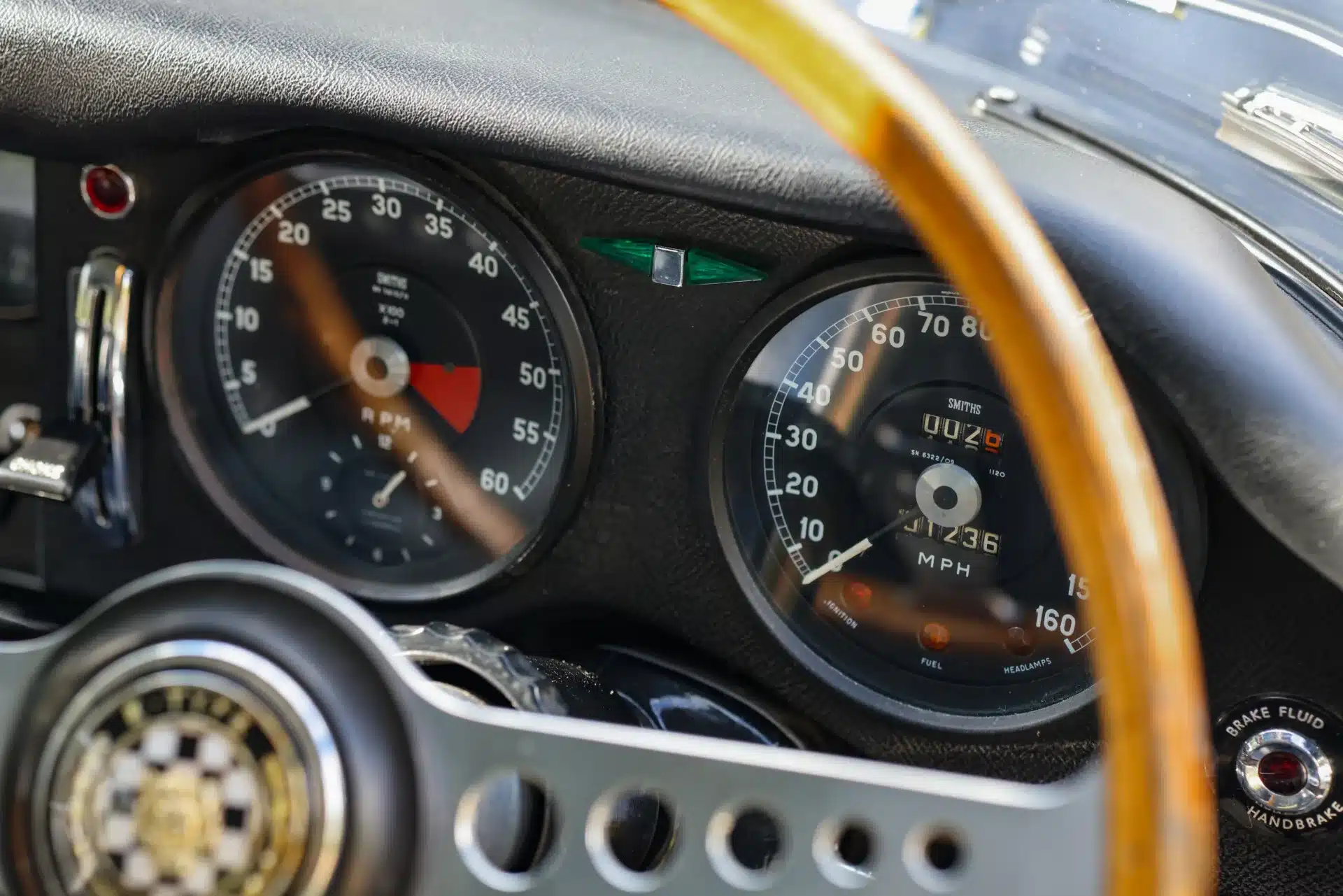 Detailansicht der klassischen Armaturentafel und Rundinstrumente eines Jaguar E-Type Series 1 4.2 Fixed Head Coupé