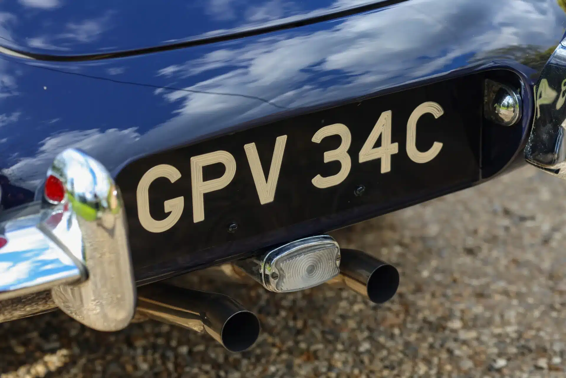 Heckansicht eines Jaguar E-Type Series 1 4.2 Fixed Head Coupé mit britischem Nummernschild GPV 34C