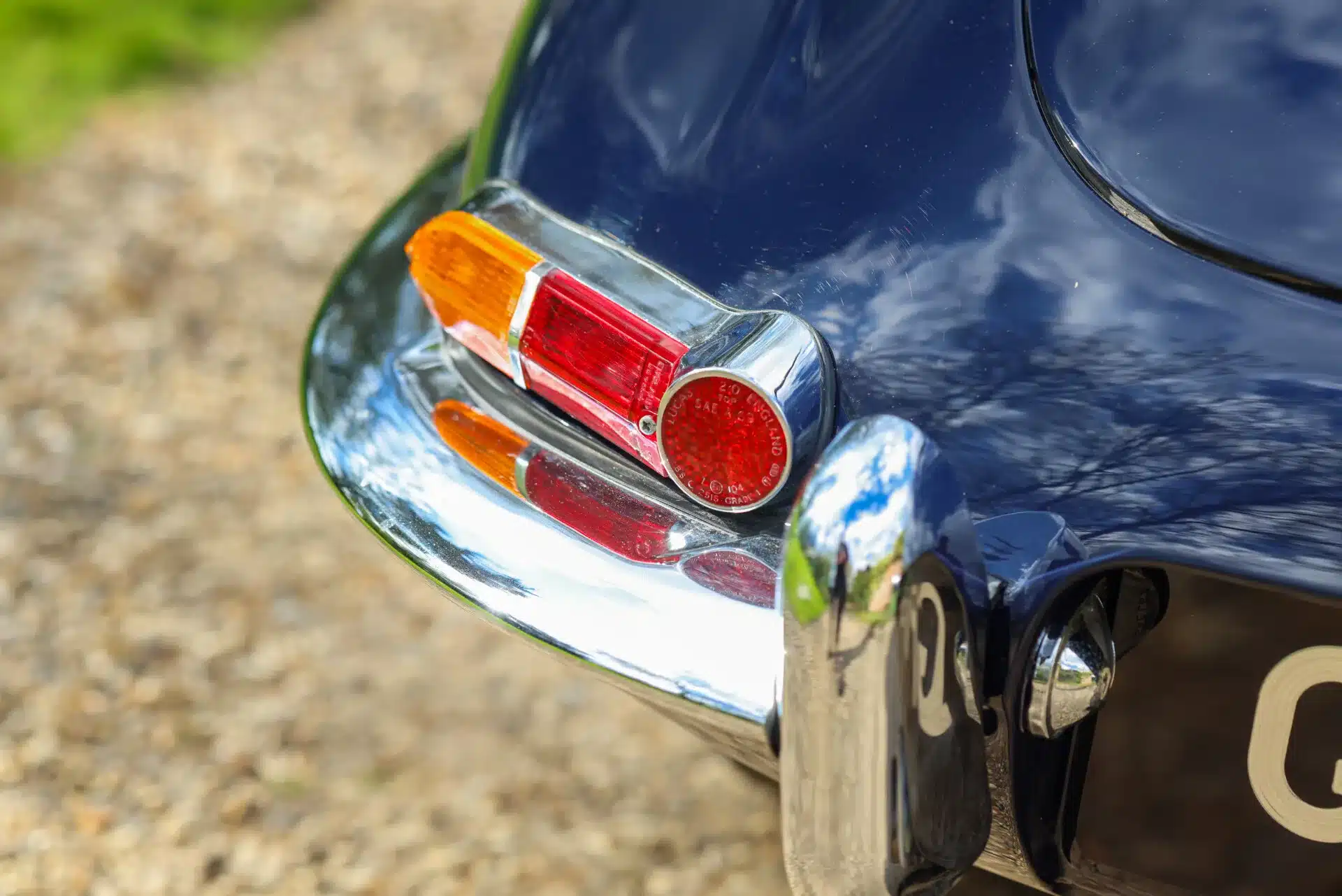 Detailaufnahme der charakteristischen Rückleuchte am Jaguar E-Type Series 1 4.2 FHC von 1965