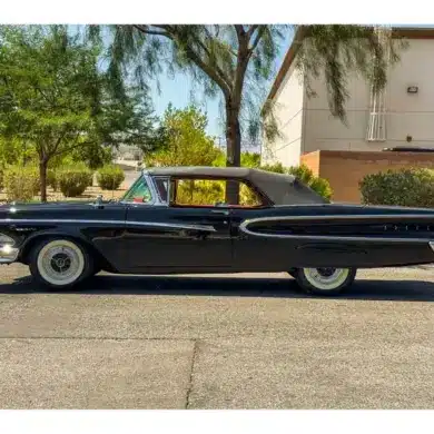 1958 Edsel Pacer Convertible in Schwarz mit rotem und weißem Interieur, Seitenansicht