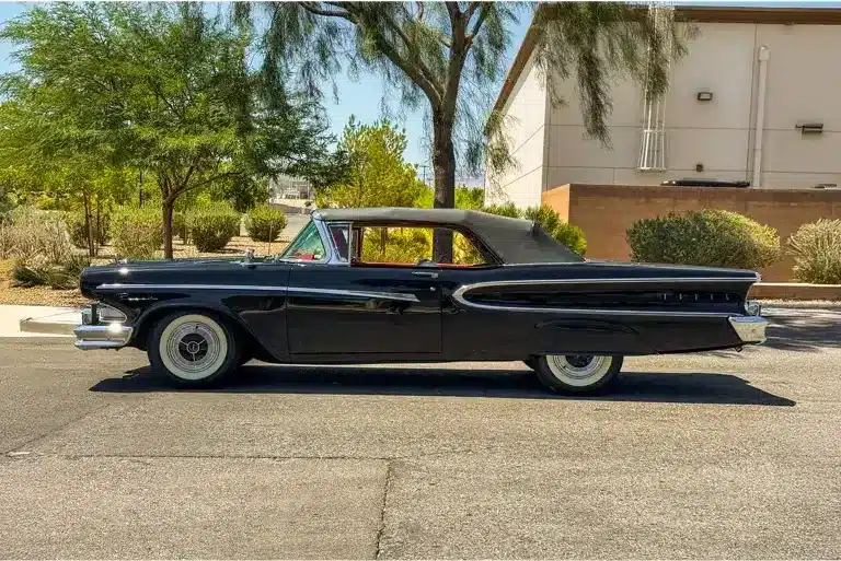 1958 Edsel Pacer Convertible in Schwarz mit rotem und weißem Interieur, Seitenansicht