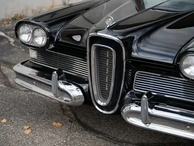 Detailansicht der Front des Edsel Pacer Convertible von 1958 mit hochstehendem Kühlergrill und Doppelscheinwerfern.