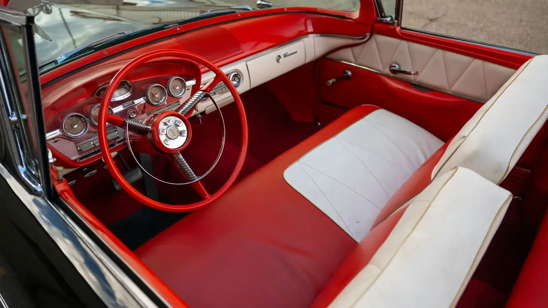 Rotes und weißes Interieur eines Edsel Pacer Convertible von 1958 mit markantem Armaturenbrett und Teletouch-Lenkrad.