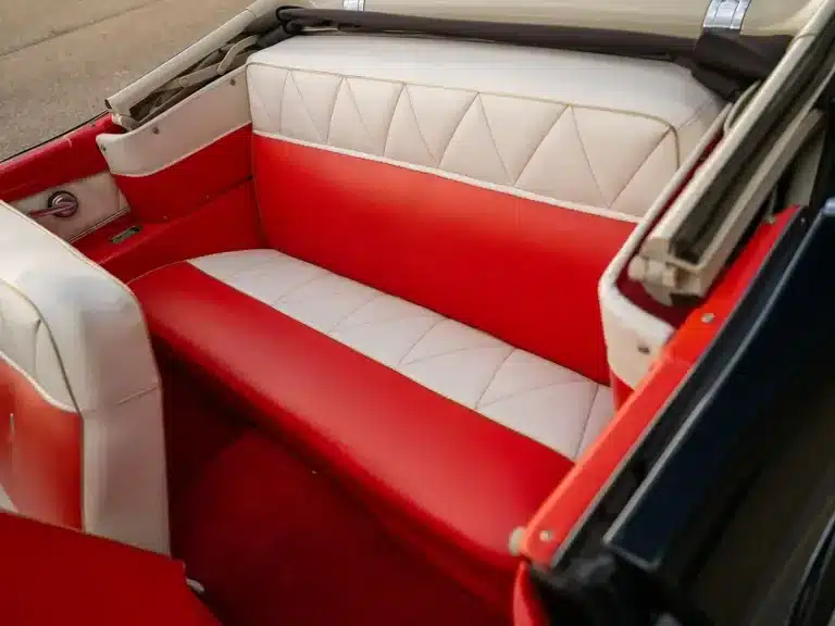 Rückbank des Edsel Pacer Convertible von 1958 in rotem und weißem Leder