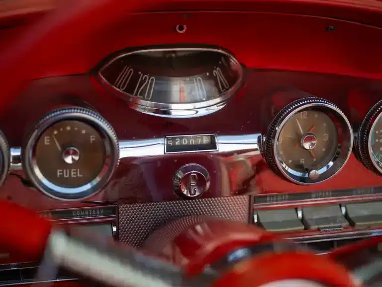 Das Armaturenbrett eines Edsel Pacer Convertible von 1958 mit Rolling-Dome-Tacho und roten Interieurdetails