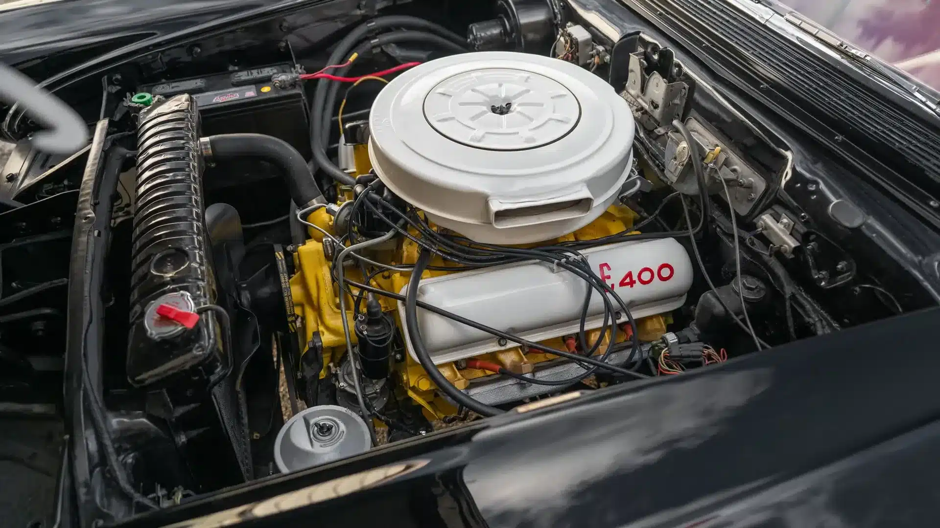 Motorraum mit V8-Motor eines Edsel Pacer Convertible von 1958, Modell E-400