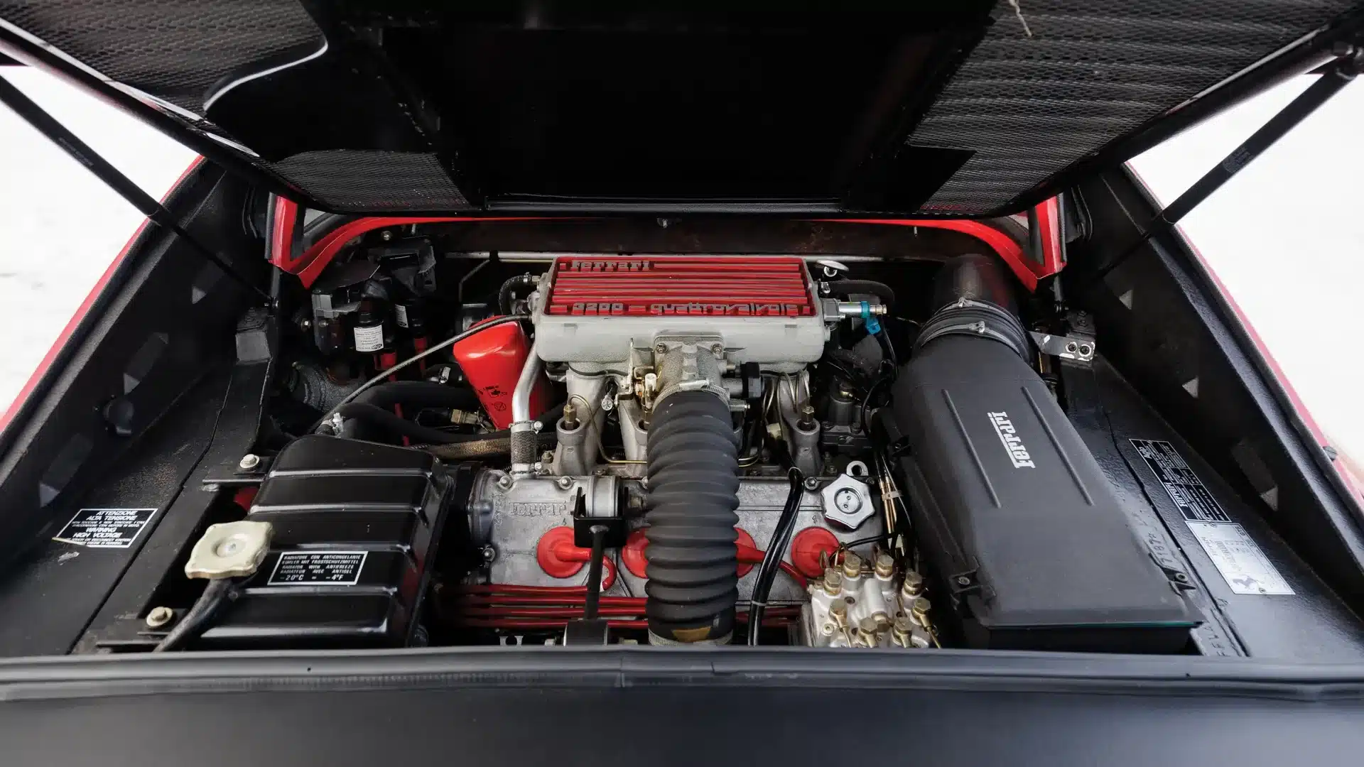 Ferrari 328 GTS Motorraum mit V8-Aggregat, Baujahr 1988