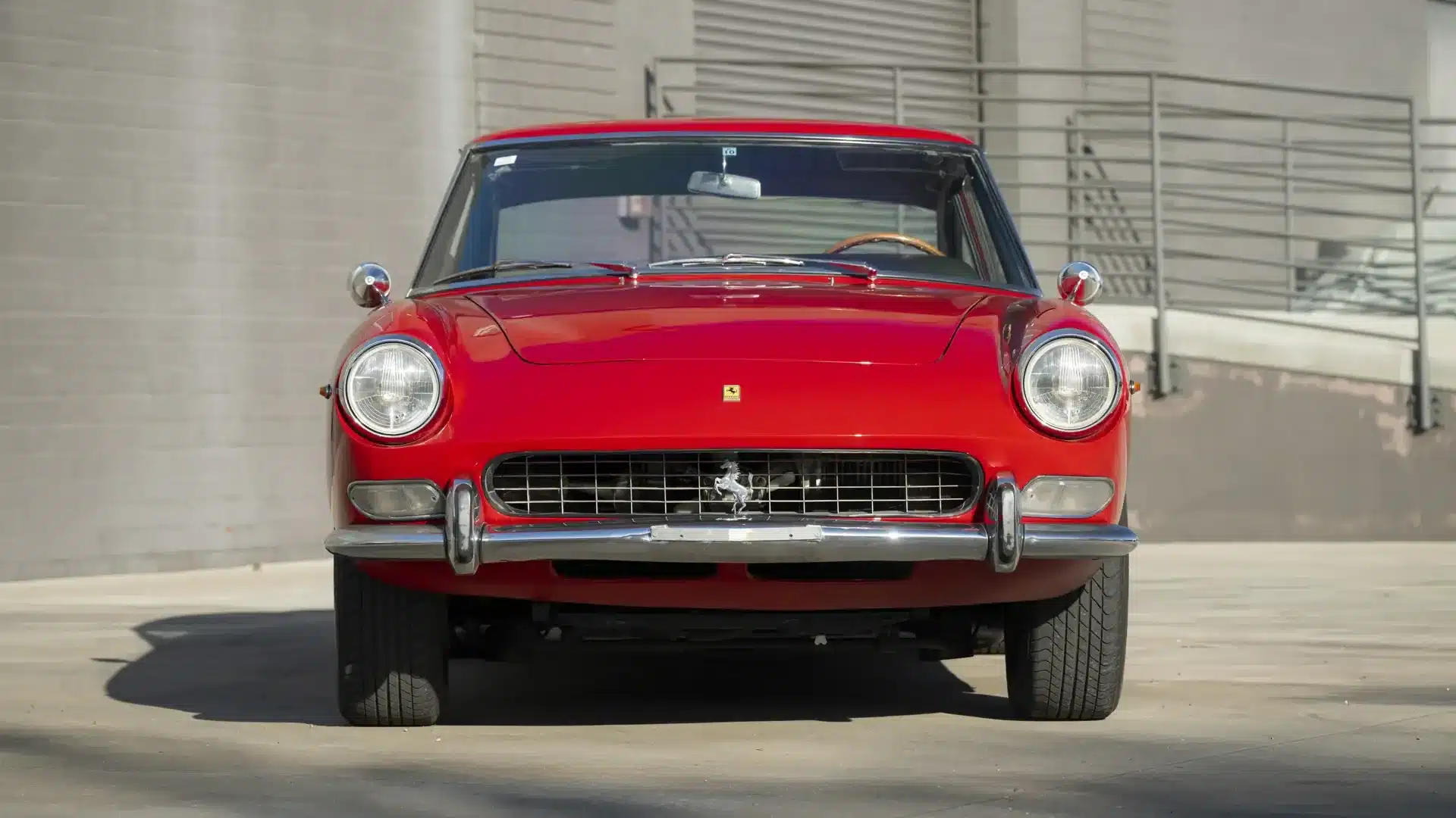 Ferrari 330 GT 2+2 Series II in Rot, frontal fotografiert, Baujahr 1966, V12-Klassiker von Pininfarina.