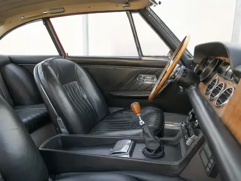 Innenraum eines restaurierten Ferrari 330 GT 2+2 Series II mit schwarzem Leder und Holzlenkrad