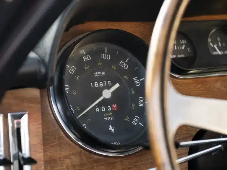 Klassischer Tachometer mit Ferrari-Logo, eingebaut im Armaturenbrett eines Ferrari 330 GT 2+2 Series II, Nahaufnahme