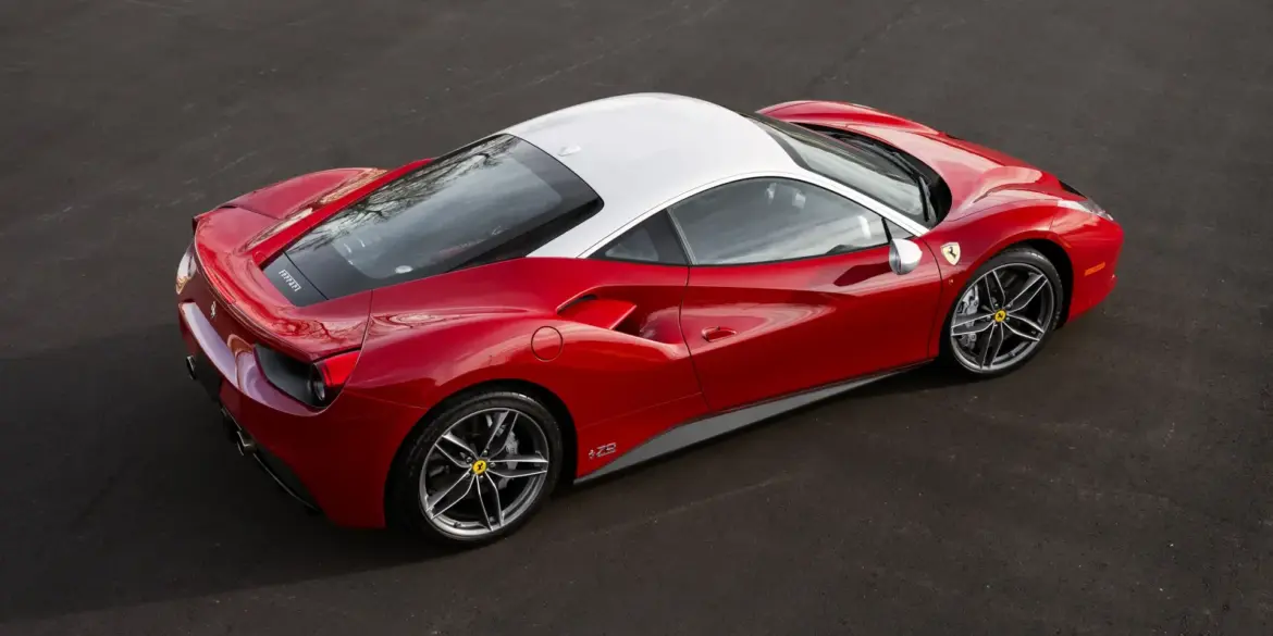 Ferrari 488 GTB 70th Anniversary Edition Livery 26 in Rot mit silbernem Dach, fotografiert von schräg oben, steht auf Asphalt.