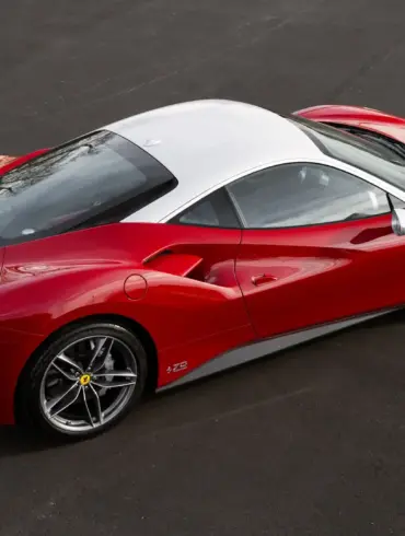 Ferrari 488 GTB 70th Anniversary Edition Livery 26 in Rot mit silbernem Dach, fotografiert von schräg oben, steht auf Asphalt.
