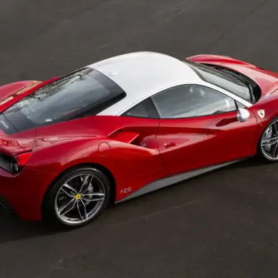 Ferrari 488 GTB 70th Anniversary Edition Livery 26 in Rot mit silbernem Dach, fotografiert von schräg oben, steht auf Asphalt.