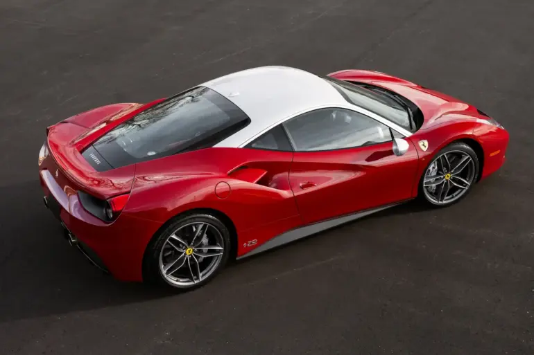 Ferrari 488 GTB 70th Anniversary Edition Livery 26 in Rot mit silbernem Dach, fotografiert von schräg oben, steht auf Asphalt.