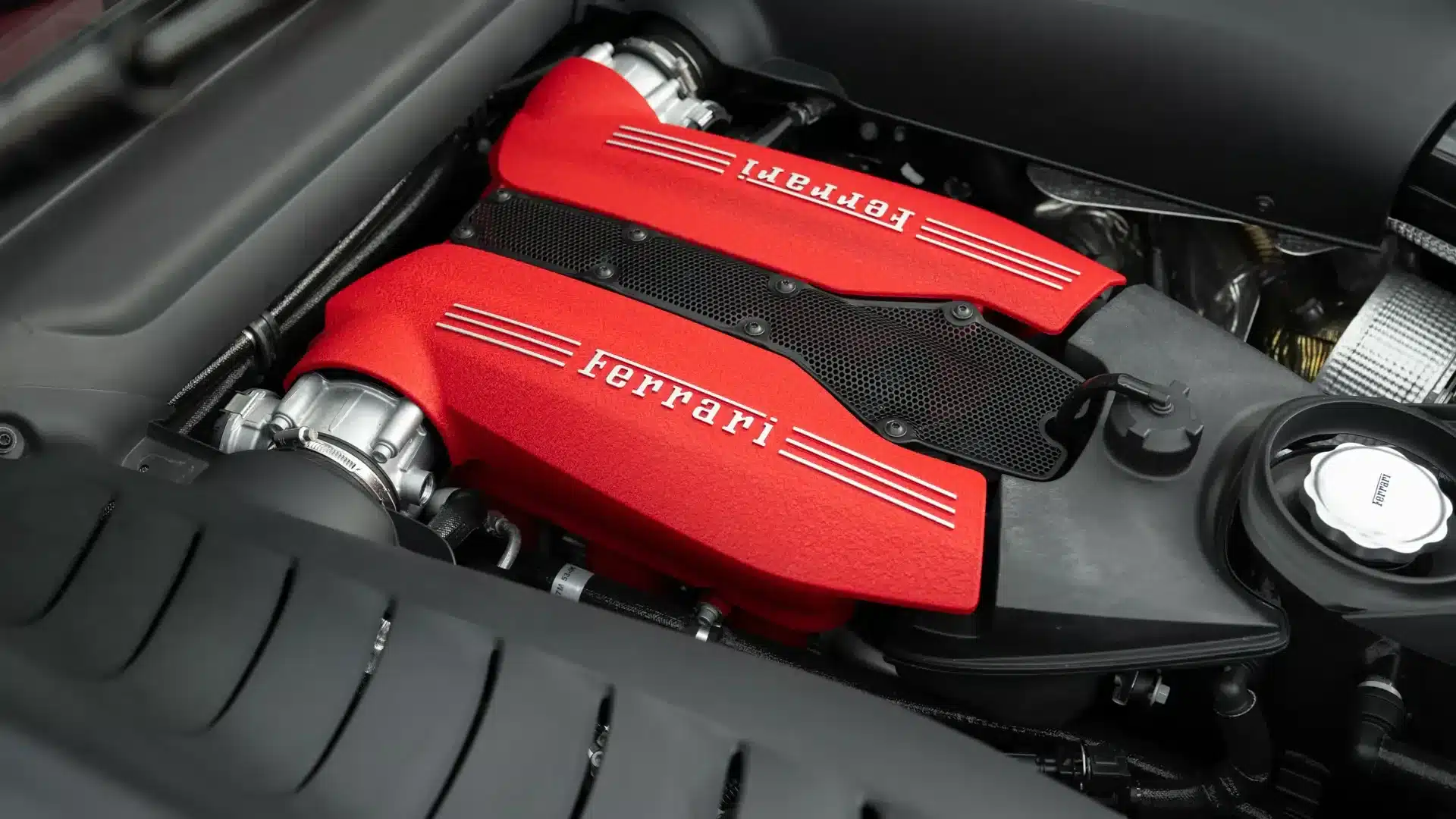 Nahaufnahme des V8-Biturbo-Motors im Ferrari 488 GTB 70th Anniversary mit roten Ventildeckeln