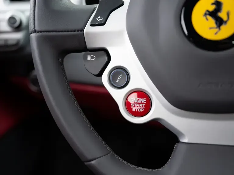Lenkrad mit Ferrari-Logo und Start-Stopp-Knopf im Ferrari 488 GTB 70th Anniversary